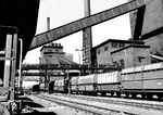 Mitt der 1950er Jahre war die BD Essen eine der leistungsstärksten Direktionen der jungen Deutschen Bundesbahn, geprägt durch den Wiederaufbau und das Wirtschaftswunder im Ruhrgebiet. Die BD Essen war das logistische Herzstück des Ruhrgebiets und verantwortlich für die enorme Güterwagengestellung zur Bewältigung der Kohle- und Stahltransporte. Trotz hoher Waggonbestände herrschte in den 1950er Jahren im Ruhrgebiet häufig Wagenmangel, da die Industrie mehr Güterwagen benötigte, als bereitgestellt werden konnte. Die Anforderung und Verteilung von Güterwagen erfolgte über die Wagenämter der BD Essen. Diese koordinierten den Bedarf der Zechen, Kokereien und Stahlwerke im Revier. Eine Besonderheit in der BD Essen war die enge Verzahnung mit den privaten Anschlussbahnen der Zechen, die eigene Wagenparks besaßen, aber für den Versand auf das öffentliche Netz DB-Wagen anforderten. (1956) <i>Foto: Willi Marotz</i>