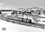 Eine Kemptener V 100 mit einem Eilzug zwischen Immenstadt und Kempten (Allg) bei Waltenhofen. (01.1962) <i>Foto: Willi Doh</i>