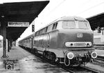 Vorserienlok V 160 001 vor einem Sonderzug in Würzburg Hbf. Die Lok war am 21.09.1960 von Krupp an die DB ausgeliefert und anschließend beim Bw Hamburg-Altona stationiert worden. (1961) <i>Foto: R. Werkle</i>