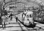 Anlässlich der Betriebsaufnahme des FD-Netzes der Deutschen Bundesbahn zum 20. Mai 1951 wird VT 06 502 in Hamburg Hbf für eine Pressefahrt bereitgestellt. Der Triebwagen war ein von der DB nach 1945 übernommener und 1950 bei WMD in Donauwörth modernisierter Schnelltriebwagen der "Bauart Köln" (ehemals SVT 137 858). 1958 wurde er an die DR verkauft und lief dort noch bis 1971, zuletzt als 182 012-5. (05.1951) <i>Foto: Walter Hollnagel</i>