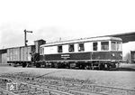VT 2 (Henschel, 115 PS, Baujahr 1935) der Kleinbahn Grifte–Gudensberg rangiert im Bahnhof Grifte. Die Betreiberin der Kleinbahn firmierte ab 1935 unter dem Namen Grifte-Gudensberger Kleinbahn- und Kraftwagen-AG. Durch die Zunahme der Rüstungsproduktion in den 1930er Jahren verdoppelte sich auf der Strecke das Reisendenaufkommen. Nach der Sprengung der Edertalsperre 1943 und Unpassierbarkeit der Main-Weser-Bahn diente die Strecke sogar als Umleiterstrecke für den Personenverkehr; in Gudensberg wurde in Busse nach Wabern umgestiegen.  (1935) <i>Foto: Rudolf Kreutzer</i>