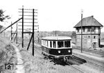 Der nagelneue VT 2 der Grifte-Gudensberger Kleinbahn- und Kraftwagen-AG am Wärterstellwerk "Gs" im Bahnhof Grifte an der Main-Weser-Bahn. Die Einstellung des eigenen Personenverkehrs erfolgte am 28. November 1953. Danach verkehrte noch bis zum 31. Dezember 1954 werktäglich ein Zugpaar der DB zwischen Gudensberg und dem Kasseler Hauptbahnhof. Bis August 1965 beförderte die Kleinbahn Güterzüge mit einer angemieteten V 36 der DB. Nach einem irreparablen Schaden an der Lokomotive übernahm die DB den Restbetrieb. Am 31. Januar 1979 wurde der Bahnbetrieb endgültig eingestellt, die Gleise abgebaut. (1935) <i>Foto: Rudolf Kreutzer</i>