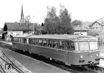 VT 95 9211 (Bw Rosenheim) mit Beiwagen im 1970 stillgelegten Bahnhof Frasdorf, dem Endbahnhof der 1914 eröffneten eingleisigen Nebenbahn aus Rosenheim. Von Frasdorf wären es nur noch magere 7,5 km bis zur Strecke Rosenheim–Salzburg in Bernau am Chiemsee gewesen. Möglicherweise kam der Erste Weltkrieg einem Weiterbau in die Quere, aber Verkehrsplanung war schon immer irrational. (1953) <i>Foto: Engels</i>