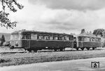 VT 95 9211 auf der Nebenbahn Rosenheim–Landl (Oberbay)–Frasdorf bei Achenmühle. Zum 27. September 1970 wurde die Teilstrecke zwischen Rohrdorf (Oberbay) und Frasdorf stillgelegt und kurze Zeit später abgebaut. Auch das verbliebene Teilstück zwischen Landl und Rohrdorf wurde ab diesem Zeitpunkt nicht mehr im Personenverkehr betrieben, bestand jedoch als reine Güterstrecke zum Zementwerk in Rohrdorf weiter. 1992 wurde das Teilstück sogar elektrifiziert. (05.1953) <i>Foto: Engels</i>