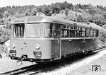 Im Sommer 1953 stattete die Waggonfabrik Uerdingen drei VT 95-Triebwagen der zweiten Bauserie für die bis dato als Zahnradbahn betriebene Steilstrecke Erlau–Wegscheid mit zwei Motoren aus. Diese Triebwagen wurden als VT 98 901 bis 903 bezeichnet. Sie verfügten über eine verstärkte Bremsausrüstung, behielten jedoch die Mittelpufferkupplungen des Typs „Scharfenberg leicht“ und die Stoßfederbügel als Aufstoßschutz. Der hier zu sehende VT 98 501 wurde am 11.06.1953 dem Bw Passau zugeteilt und dort 1975 auch ausgemustert. Die Aufnahme entstand auf der Zahnradstrecke am bergseitigen/östlichen Ende des Obernzeller Viadukts entstanden. Hinter den vorderen Führerstand lugt das Schloss Obernzell hervor.  (1953) <i>Foto: Engels</i>