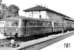 Eine VT/VB 98-Garnitur mit angehängtem ehemaligen Reichspost-Vollstahlwagen Post 3-b/12,5 und B3yg-Wagen im Bahnhof Aalen, für den zweimotorigen Schienenbus eine beachtliche Anhängelast. (16.10.1962) <i>Foto: Ulrich Hesse</i>