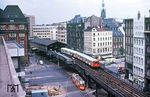 Am Rödingsmarkt in der Hamburger Altstadt mit Blick auf den Rathausturm begegnen sich eine Straßenbahn der Linie 1 und ein U-Bahn-Zug der Linie U 3 der Hamburger Hochbahn. (08.1971) <i>Foto: Jürgen Hagemann</i>