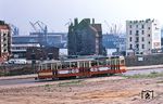 In Hamburg gibt es auch richtige Steigungen: Eine Straßenbahn der Linie 1 zwischen Fischmarkt und Palmaille in Altona. (08.1971) <i>Foto: Jürgen Hagemann</i>