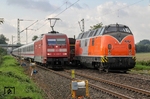 101 066 begegnet vor IC 2028 (Nürnberg - HH-Altona) der in Diensten der Rail Transport Service GmbH (RTS) stehenden 221 105 bei Köln-Höhenhaus. (17.09.2010) <i>Foto: Joachim Bügel</i>