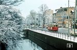 Tw 3582 (LHB, Baujahr 1952) auf der Linie 1 zum Rathausplatz am Hofweg im Hamburger Stadtteil Uhlenhorst. Davor verläuft der Mitte des 19. Jahrhunderts zur Entwässerung angelegte Hofwegkanal. (01.1976) <i>Foto: Jürgen Hagemann</i>