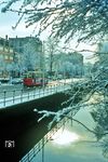 Winter am Hofwegkanal in Uhlenhorst. Auf dem Hofweg fährt Tw 3582 auf der Linie 1 zum Rathausplatz davon. (01.1976) <i>Foto: Jürgen Hagemann</i>