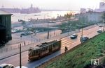 Bis zum 3. Juni 1973 verkehrte an den Landungsbrücken in St. Pauli eine Straßenbahn. Zuletzt handelte es sich um die Linie 1 auf dem Weg von Schenefeld, Lornsenstraße („Lurup“) über Bahrenfeld und Altona, weiter über den Rödingsmarkt durch die Mönckebergstraße und die Lange Reihe via Uhlenhorst bis zum Goldbekplatz. Der Blick geht vom Antonipark in den Sonnenuntergang über die St. Pauli Hafenstraße auf die Docks von Blohm&Voss. (04.1973) <i>Foto: Jürgen Hagemann</i>