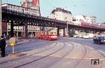 Tw 3385 (LHB, Baujahr 1957) begegnet an den Landungsbrücken in St. Pauli einer U-Bahn auf der Linie U 3 auf der Viaduktstrecke am Hamburger Hafen. (05.1970) <i>Foto: Jürgen Hagemann</i>