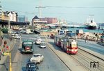 Tw 3384 (LHB, Baujahr 1957) auf der Linie 1 an den Landungsbrücken in St. Pauli. Heute prägt die Elbphilharmonie die Skyline in der Bildmitte. (06.1971) <i>Foto: Jürgen Hagemann</i>