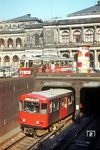 Auf zwei Ebenen begegnen sich eine U 3 nach Barmbek und eine Straßenbahn auf der Linie 11 nach Lurup am Adolphsplatz vor der Handelskammer. (08.1972) <i>Foto: Jürgen Hagemann</i>