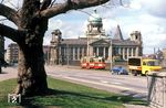 Tw 3658 (Falkenried, Baujahr 1952) auf der Linie 11 vor dem Justizgebäude am Sievekingplatz nahe den Messehallen. (04.1973) <i>Foto: Jürgen Hagemann</i>