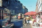 Szene in der belebten Mönckebergstraße, der zentralen Einkaufsstraße in Hamburg. Laut der Untersuchung einer Beratungsgesellschaft im Jahr 2023 stand die Mönckebergstraße mit etwa 12.500 Passanten pro Stunde in der Reihenfolge der meistfrequentierten Einkaufsstraßen Deutschlands an zweiter Stelle, gleich nach der Kölner Schildergasse. (06.1973) <i>Foto: Jürgen Hagemann</i>