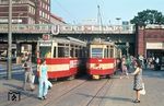 Begegnung zweier Straßenbahnwagen an der U-Bahn-Haltestelle Mundsburg. Auch in der Vorhandyzeit war es nicht ganz ungefährlich, nicht auf den umliegenden Verkehr zu achten. Damals lenkte die jungen Leute eher ein spannendes Buch ab und kein Bildschirm. (06.1973) <i>Foto: Jürgen Hagemann</i>