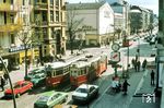 Straßenbahnbegegnung der Linie 14 in der Straße Mühlenkamp im Hamburger Stadteil Winterhude. (05.1975) <i>Foto: Jürgen Hagemann</i>