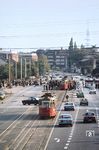 Straßenbahnen der Linie 2 in der Kolleraustraße (B 447) in Nedderfeld kurz vor Einstellung des Betriebs. Woher der große Menschenauflauf rührt, ist nicht überliefert. (09.1978) <i>Foto: Jürgen Hagemann</i>