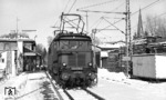 144 086 vor N 6541 im Bahnhof Siegsdorf auf der Strecke Traunstein - Ruhpolding. (29.12.1980) <i>Foto: Frank Lüdecke</i>