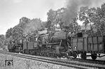 Auf der Wanderung entlang der Gleise nach Döhlau kamen 050 411 und 052 817 mit einem Güterzug nach Hof entgegen. Damals störte sich niemand an dem Umstand, dass ein Fotograf neben den Gleisen lief, heute würde direkt die Strecke gesperrt. Interessant ist auch der O-Wagen hinter der Lok, ein Vtr der CSD. Wagen dieser Bauart wurden 1948-49 auch von der frühen DB in der Tschechoslowakei beschafft (1.150 Stück, Gattung Ommu Duisburg bzw. Omm 39), da die Kapazitäten der deutschen Waggonbauindustrie nicht ausreichten. Typisch waren die aushebbaren Segmente in Wagenmitte, Entladeklappen und Kopfklappen an beiden Wagenenden. Die Ausmusterung der DB-Wagen erfolgte bis Ende 1959. (14.07.1971) <i>Foto: Wolfgang Bügel</i>