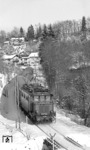 144 086 schiebt N 6542 nach Traunstein durch das beschauliche Örtchen Eisenärzt. (29.12.1980) <i>Foto: Frank Lüdecke</i>