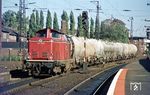211 007 fährt mit Dg 7193 (Enschede/NL - Münster WLE) durch Münster (Westf) Hbf. Hinter der Lok laufen Kugel-Silowagen der Niederländischen Staatsbahnen (NS). (15.10.1971) <i>Foto: Bernd Kappel</i>