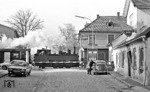 Vor "Swobodas Gasthaus" in Gmünd führt 298 207 der Waldvierteler Schmalspurbahn ihren Zug unmittelbar an der Staatsgrenze zur Tschechoslowakei entlang, gleich hinter dem Bahnübergang war die Grenzkontrolle. (21.02.1980) <i>Foto: Frank Lüdecke</i>