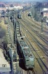 Blick aus der Bundesbahndirektion Münster auf 140 765 und 140 771 (beide vom Bw Oberhausen-Osterfeld Süd), die in Münster (Westf) Hbf den Gdg 9064 an die Saar befördern. (18.03.1972) <i>Foto: Bernd Kappel</i>