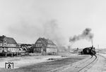 Eim Dampfzug der Südbahn nach Hörnum fährt in den Haltepunkt Rantum ein und erreicht dort die Häuser des Bundesbahn-Sozialwerks, in denen wohl gerade auch der Hamburger Direktionsfotograf gastierte. (1949) <i>Foto: Walter Hollnagel</i>