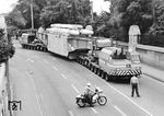 Ein 240 t schwerer Trafo wird von der DB-Schwerlastgruppe Mainz durch Mülheim-Heißen befördert. (13.06.1979) <i>Foto: Krieger</i>