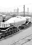 Ein neuer Torpedopfannenwagen der Fa. Krupp in Essen, mit dem bis zu 1400 °C heißes Flüssigeisen transportiert wurde. Der 18-achsige Torpedowagen konnte 320 t Roheisen aufnehmen, das dort bis zu 30 Stunden flüssig gehalten werden konnte. (1966) <i>Foto: Willi Marotz</i>
