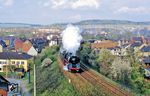 01 1531 fährt mit einem Sonderzug aus Eisenach in Richtung Förtha. Hier folgt eine bis zu 1:50, abschnittsweise sogar 22,5 Promille steile Rampe in den Thüringer Wald, welche mit dem 549 m langen Förthaer Tunnel nach ungefähr 100 m Höhenunterschied endet.  (21.04.1991) <i>Foto: Wolfgang Bügel</i>