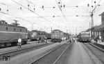Den Zweck des Bahnmitarbeiters mit der mobilen "H"-Tafel (vor der 1018) sieht man auf diesem Bild. Mittlerweile ist 1044.35 (links) in den Bahnhof Attnang-Puchheim eingefahren und planmäßig vor dem höhengleichen Übergang zum Halten geommen (vgl. auch Bild-Nr. 11576).  (02.09.1980) <i>Foto: Frank Lüdecke</i>