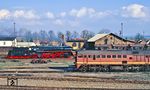 Im alten Bahnhofsteil von Gerstungen fährt die DR-Traditionslok 01 1531 an der Eisenacher 120 309 vorbei. (21.04.1991) <i>Foto: Wolfgang Bügel</i>