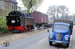 99 713 fährt mit einem Rollwagen-Güterzug in Radebeul Ost an einem alten DDR-Lkw der Marke Barkas V 901/2 vom VEB Barkas-Werk Karl-Marx-Stadt vorbei. (22.04.1991) <i>Foto: Wolfgang Bügel</i>
