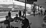 Der oberösterreichische Bahnhof Attnang-Puchheim bot im Jahre 1980 alles was das Herz des Eisenbahnfreundes begehrte: Neben einem gepflegten Essen auch einen Blick auf die Altbau-Elloks der Reihe 1018. (02.09.1980) <i>Foto: Frank Lüdecke</i>