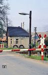 Die Blockstelle Caaschwitz zwischen Crossen an der Elster und Bad Köstritz. Die Blockstelle bediente mechanische Formsignale, eine Vollschrankenanlage Bauart "Reichsbahn" und eine Weiche zur Anschlussbahn des Dolomitwerkes Wünschendorf. (28.04.1991) <i>Foto: Wolfgang Bügel</i>
