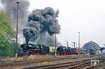 03 1010 verlässt mit E 801 den Geraer Hauptbahnhof und trifft dabei auf 01 2137, die den P 8015 nach Saalfeld (Saale) bespannen wird. (28.04.1991) <i>Foto: Wolfgang Bügel</i>