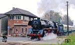 03 1010 fährt mit E 801 aus dem Bahnhof Neustadt (Orla) und passiert dabei das Wärterstellwerk "Nw" (Baujahr 1935) mit dem Bü der Schleizer Straße. Das Stellwerk ist auch 2026 noch vorhanden, allerdings völlig mit Graffiti zugeschmiert. (28.04.1991) <i>Foto: Joachim Bügel</i>