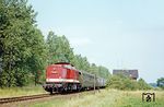 112 425 (Bw Haldensleben) hat soeben den Haltepunkt Vahldorf verlassen und schiebt den P 9394 in Richtung Haldensleben in den Spätsommerabend.  (29.08.1981) <i>Foto: Thomas Fischer</i>