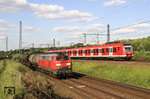 225 024 mit einem Sondergüterzug aus Wanne-Eickel unterwegs zwischen Wuppertal-Vohwinkel und Gruiten. Auf den S-Bahngleisen überholt 423 543 der Linie S 8 nach Mönchengladbach. (24.05.2011) <i>Foto: Wolfgang Bügel</i>