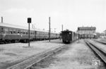 Anschlussaufnahme im Bahnhof Oschatz zwischen der normalspurigen Bahnstrecke Leipzig–Dresden und der hier beginnenden Schmalspurbahn nach Mügeln. (08.1967) <i>Foto: Fritz Herold</i>