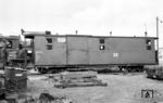Vierachsiger Gepäckwagen 974-321 (Sächsische Waggonfabrik Werdau, Baujahr 1915), der auch dem Fahrkartenverkauf diente, im Bahnhof Oschatz. (08.1967) <i>Foto: Fritz Herold</i>