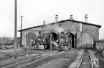 Vor dem dreiständigen Mügelner Lokschuppen warten 99 564 und 99 584 auf die nächsten Einsätze. Anfangs hatte der Bahnhof einen zweiständigen Lokschuppen. Mit der Eröffnung der Schmalspurbahn Mügeln–Neichen wurden mehr Lokomotiven benötigt, was eine Erweiterung des Lokschuppens auf drei Gleise nach sich zog. Nach Zugang der Reihe IV K konnten neun Lokomotiven dieser Reihe im Lokschuppen untergestellt werden. Den kleinen seitlichen Anbau auf der Nordseite des Lokschuppens erhielt dieser 1932. Eine Personalbestandsliste aus dem Jahr 1954 gibt die Zahl von 24 Lokführern, 28 Heizern, 14 Schlosser und drei Kesselschmieden sowie weiteres Hilfspersonal an. 1967 wurde das Bw durch die Streckenreduzierung aufgelöst und der Lokbahnhof dem Bw Nossen untergliedert.  (08.1967) <i>Foto: Fritz Herold</i>