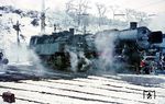 An einem kalten Januartag des Jahres 1963 wartet 64 418 in ihrem Heimat-Bw Würzburg auf den nächsten Einsatz. Die Lok war von November 1946 (mit kleinen Unterbrechungen) bis zum 26.05.1966 hier stationiert. Daneben steht die eingereifte 50 1334.  (19.01.1963) <i>Foto: Rolf Hahmann</i>