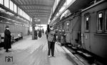 In Düsseldorf Hbf wird ein Personenzug nach Wichlinghausen, heute Wuppertal-Wichlinghausen, über Mettmann von einer reinen Frauenmannschaft abgefertigt. (1941) <i>Foto: RBD Wuppertal (Eckler)</i>