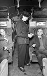 Zugbegleiterin bei der Fahrkartenkontrolle auf der Fahrt von Düsseldorf nach Wuppertal. (1941) <i>Foto: RBD Wuppertal (Eckler)</i>