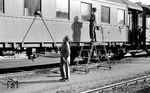 Eine Putzkolonne beseitigt den Dreck an einem Wagen in Düsseldorf Abstellbf. Den zahlenden Reisenden wurde selbst im Krieg nicht nur ein klarer Blick durch Abteilfenster gewährt, auch sonst wurde Sauberkeit groß geschrieben. (18.02.1941) <i>Foto: RBD Wuppertal (Eckler)</i>